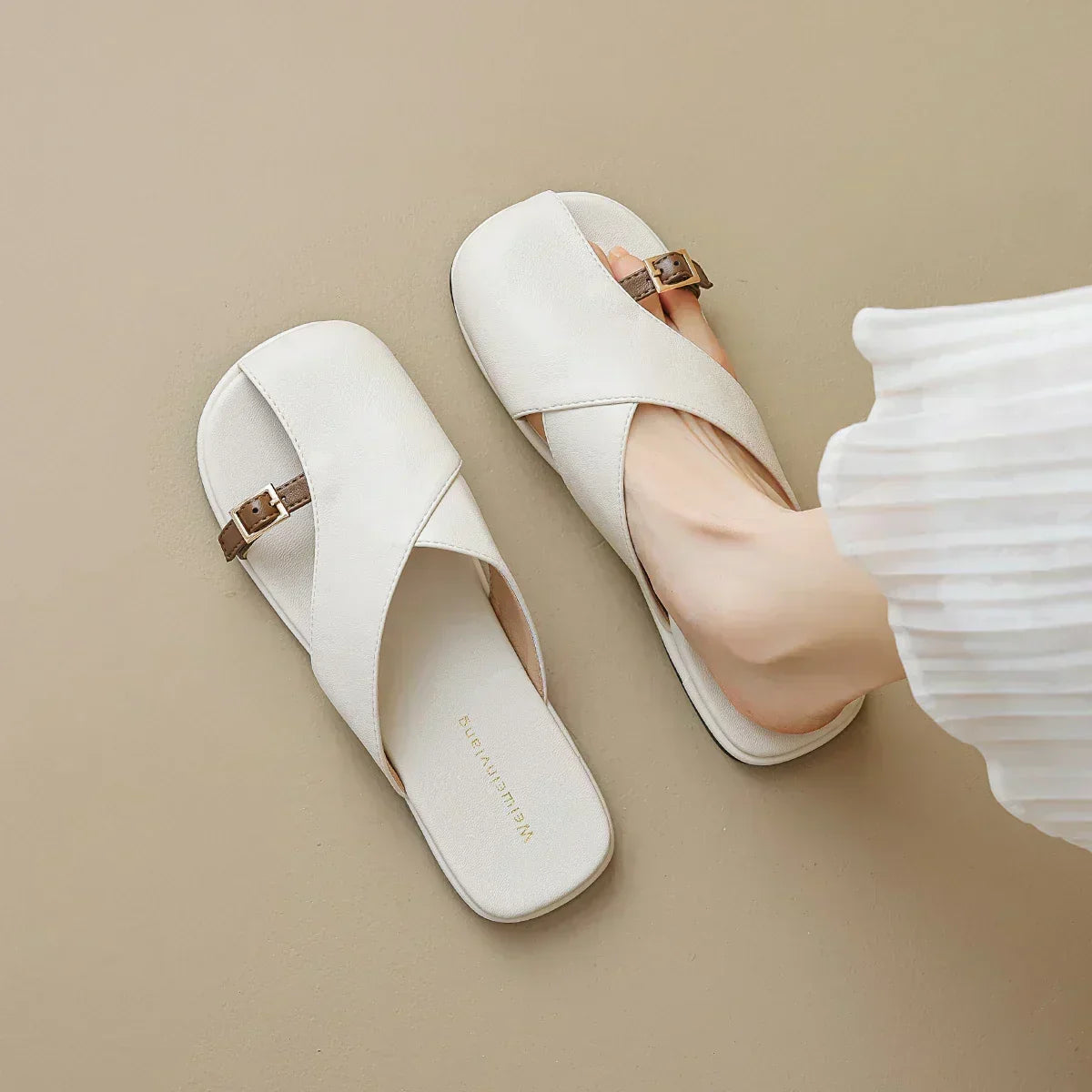 Wenen | Gekruiste Sandalen